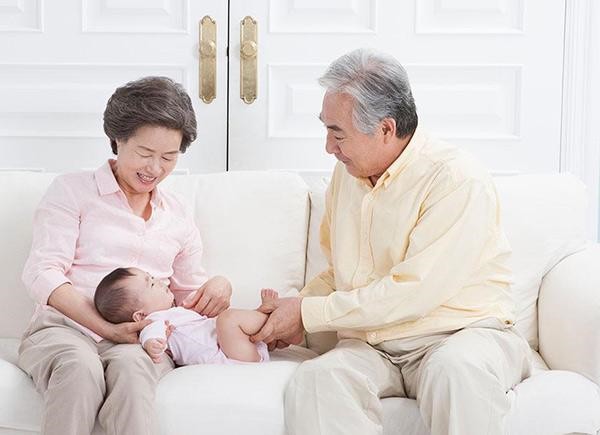 Bố tôi ốm nặng nên đòi về thăm nhà cũ khiến tôi khổ sở không dám thú nhận bí mật giấu kín nhiều năm nay-1