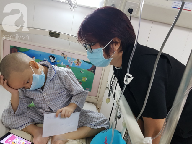 Tâm sự của người mẹ cạo đầu để chiến đấu cùng con trai 5 tuổi bị ung thư máu: Khải của mẹ giỏi lắm, nay đã ngồi dậy được rồi-3