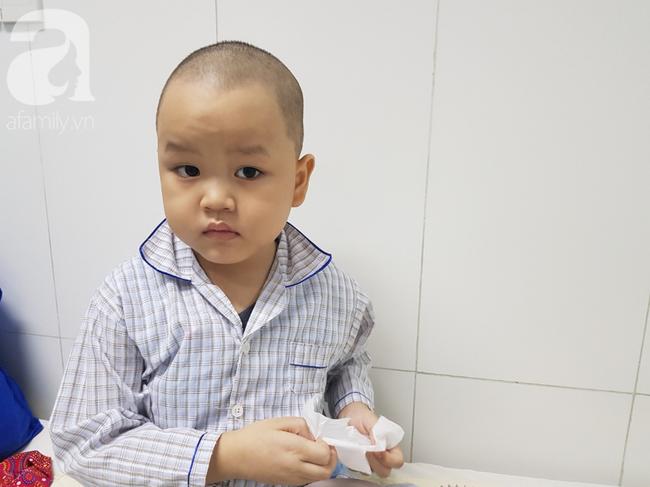 Tâm sự của người mẹ cạo đầu để chiến đấu cùng con trai 5 tuổi bị ung thư máu: Khải của mẹ giỏi lắm, nay đã ngồi dậy được rồi-5