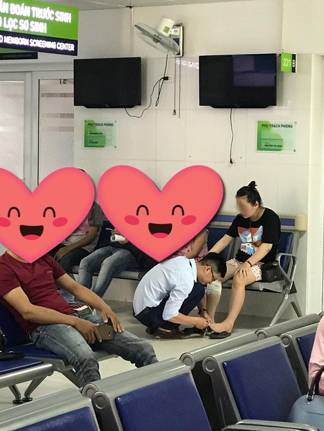 Dẫn vợ đi khám còn tranh thủ cắt móng chân cho vợ, chồng khiến người khen ngợi hết nấc, người bĩu môi bảo làm màu-1