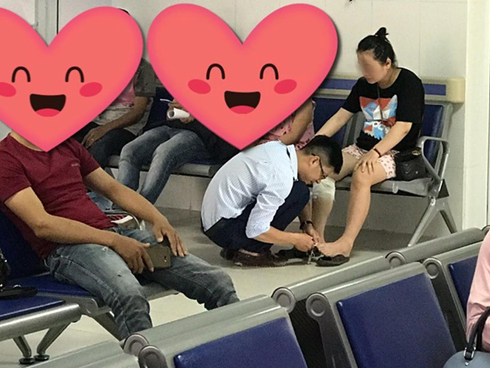 Dẫn vợ đi khám còn tranh thủ cắt móng chân cho vợ, chồng khiến người khen ngợi hết nấc, người bĩu môi bảo ''làm màu''
