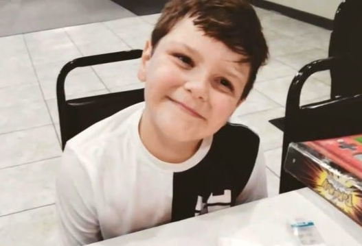 Lo con trai tự kỷ đi máy bay 1 mình, mẹ đưa tờ giấy nhắn với 10 đô la rồi nhận về kết quả không thể ngọt ngào hơn-1