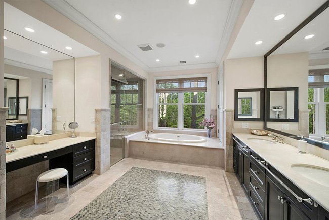 Có gì trong biệt thự của con trai tổng thống Mỹ đình đám trên các mặt báo-15