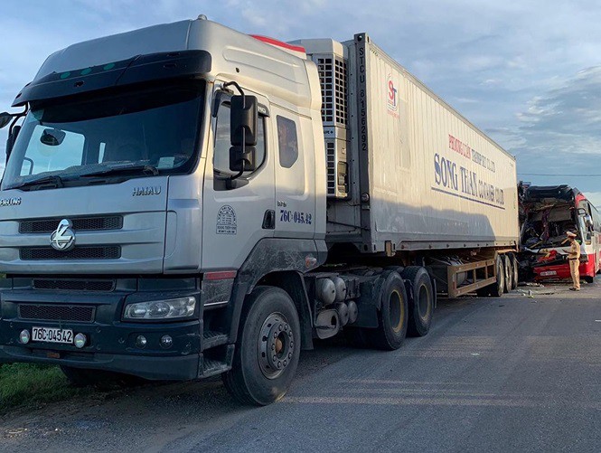 Xe chở đoàn khách đi du lịch đâm đuôi container, 15 người thương vong-3