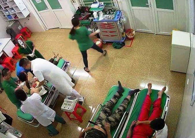 Xe chở đoàn khách đi du lịch đâm đuôi container, 15 người thương vong-4