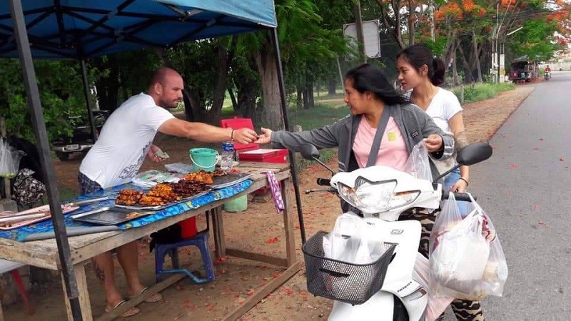 Người đàn ông Đức nổi tiếng Facebook vì giúp vợ bán gà nướng hóa ra là tội phạm buôn bán ma túy, phân phối tài liệu ấu dâm bị Interpol truy nã-2