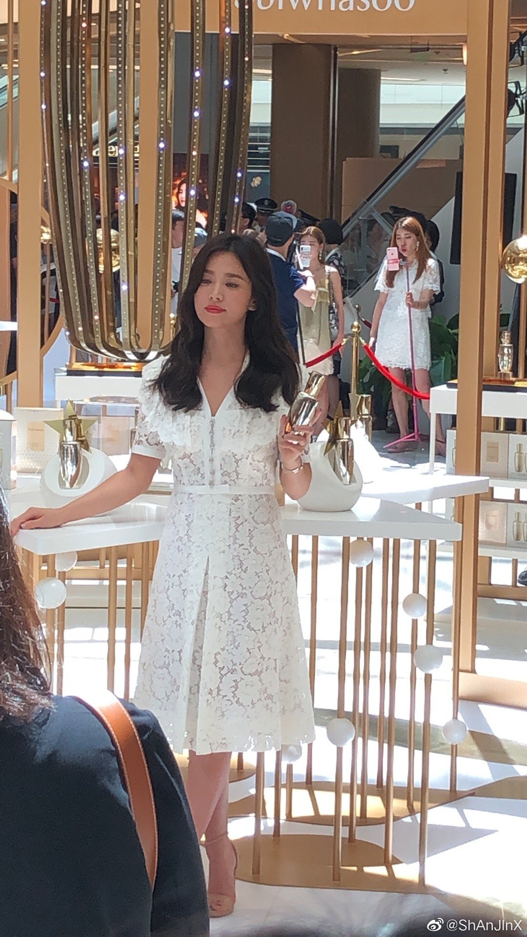 HOT: Song Hye Kyo lần đầu lộ diện sau vụ ly hôn ngàn tỷ, nhan sắc cực phẩm nhưng lại tiều tụy đến xót xa-10