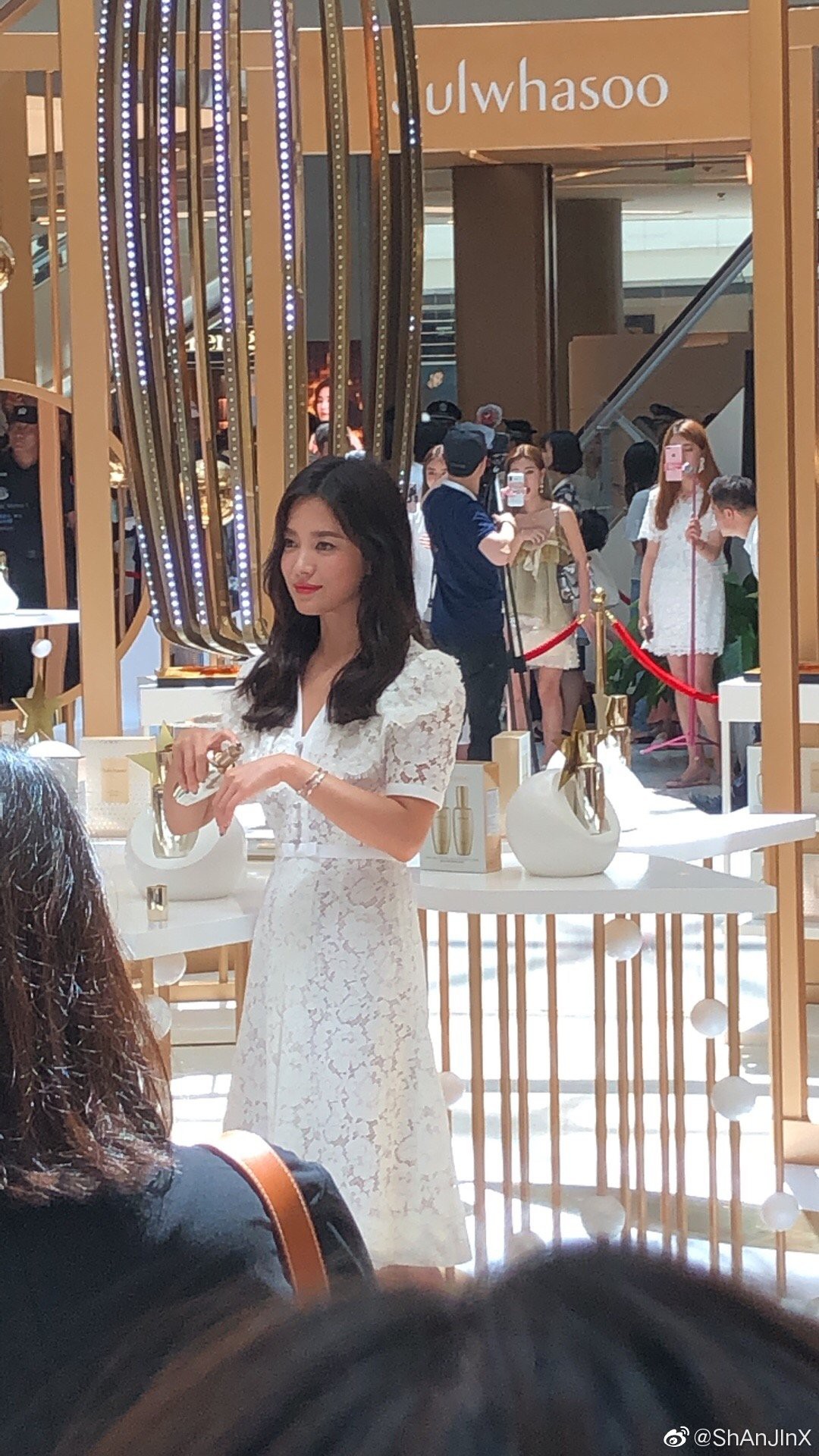 HOT: Song Hye Kyo lần đầu lộ diện sau vụ ly hôn ngàn tỷ, nhan sắc cực phẩm nhưng lại tiều tụy đến xót xa-9