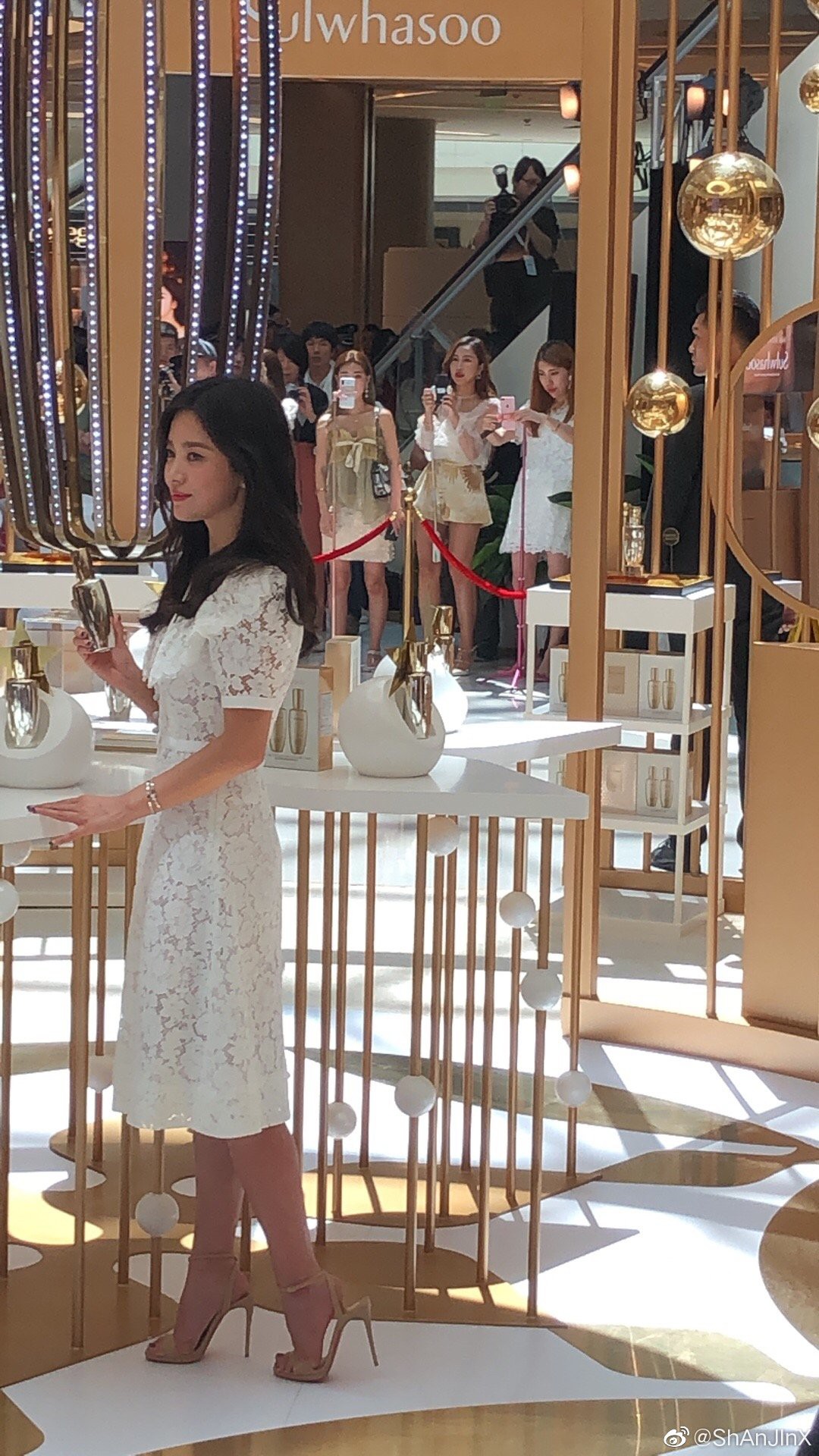 HOT: Song Hye Kyo lần đầu lộ diện sau vụ ly hôn ngàn tỷ, nhan sắc cực phẩm nhưng lại tiều tụy đến xót xa-11