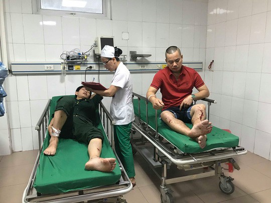 Xe khách tông xe container 15 người thương vong: Sau tiếng rầm thấy la liệt người bị thương-2