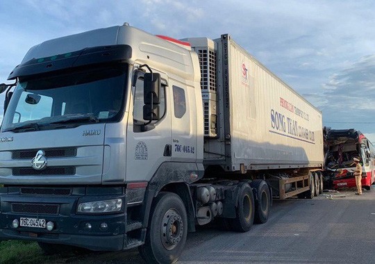 Xe khách tông xe container 15 người thương vong: Sau tiếng rầm thấy la liệt người bị thương-3