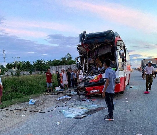 Xe khách tông xe container 15 người thương vong: Sau tiếng rầm thấy la liệt người bị thương-4