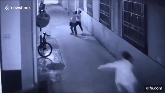 Muốn chết nhưng không dễ: Cãi nhau với bạn trai rồi quẫn trí nhảy lầu tự tử, cô gái vô tình được cứu sống nhờ người hùng tay khỏe-1