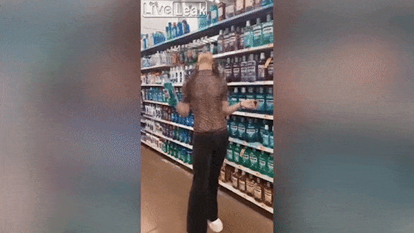 Lại thêm clip phản cảm ghi cảnh thanh niên dùng nước súc miệng rồi nhổ trả lại, trào lưu nếm thử” đồ siêu thị đang dần lan rộng-1