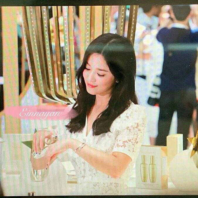 Loạt ảnh chụp vội của Song Hye Kyo gây sốt giữa bão ly hôn: Đúng là nhan sắc, thần thái bất chấp tất cả!-7