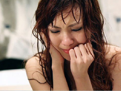 Sau giây phút cuồng nhiệt đêm tân hôn, nhìn thấy lọ thuốc đó tôi hoảng hồn khóc nghẹn