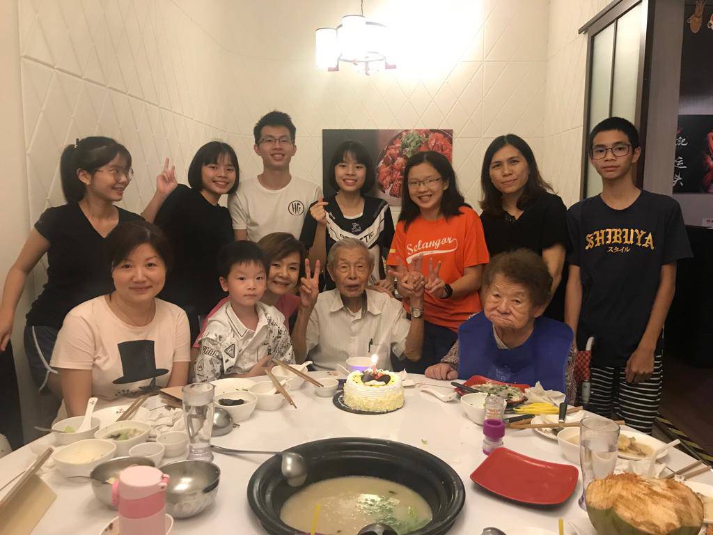 Chỉ học hết lớp 5, bà mẹ vẫn nuôi 9 con ăn học thành tài nhờ bí quyết đáng nể-1