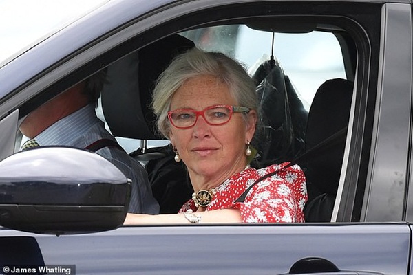 Trước nghi vấn xích mích với em trai, William xuất hiện kín đáo tại lễ rửa tội của bé Archie cùng người phụ nữ bí mật, quan trọng đối với Harry-3