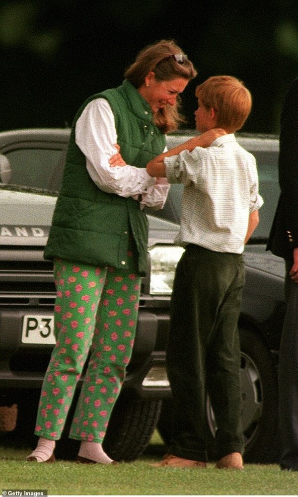 Trước nghi vấn xích mích với em trai, William xuất hiện kín đáo tại lễ rửa tội của bé Archie cùng người phụ nữ bí mật, quan trọng đối với Harry-4