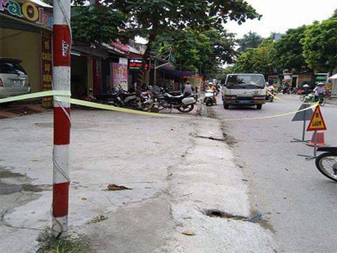 Nam thanh niên dùng kiếm truy đuổi, chém liên tiếp vào cô hàng xóm, con trai ra can cũng bị tấn công-3