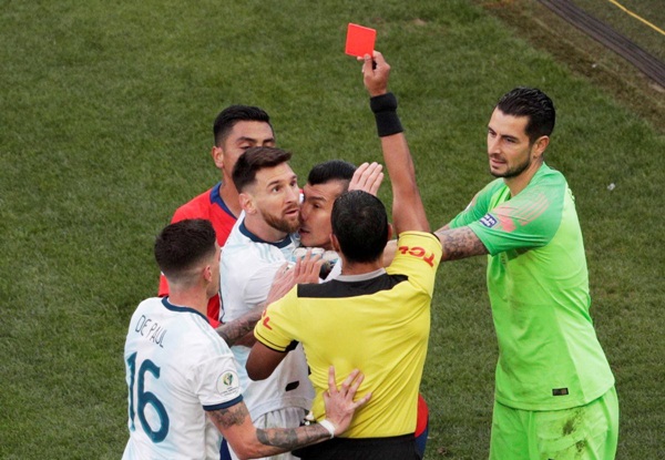 Cộng đồng mạng bất bình, phẫn nộ khi chứng kiến Messi phải nhận chiếc thẻ đỏ gây tranh cãi-1