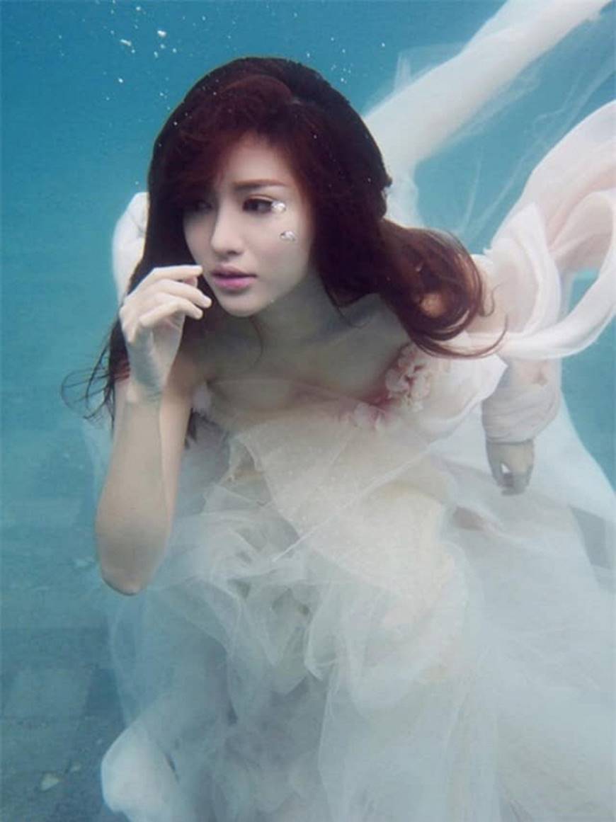 Loạt ảnh sao Việt chụp hình dưới nước: Người như nữ thần, kẻ hài đến khó tả-1