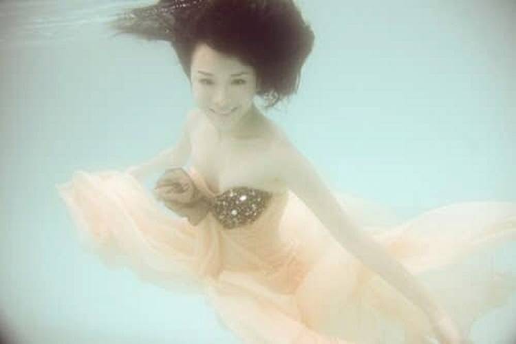 Loạt ảnh sao Việt chụp hình dưới nước: Người như nữ thần, kẻ hài đến khó tả-2
