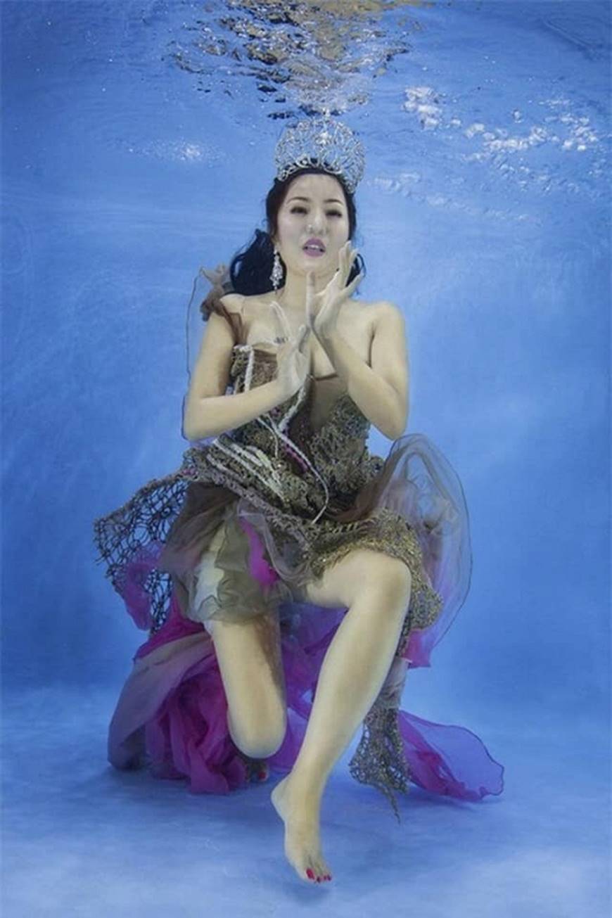 Loạt ảnh sao Việt chụp hình dưới nước: Người như nữ thần, kẻ hài đến khó tả-6