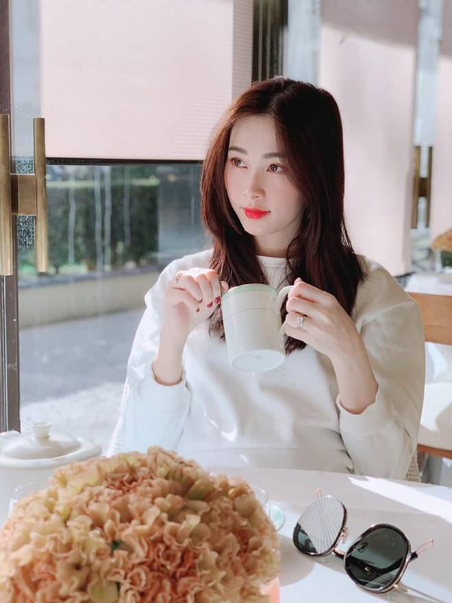 Đặng Thu Thảo có đang khiến người hâm mộ nhàm chán với gu thời trang mười bộ như một?-16