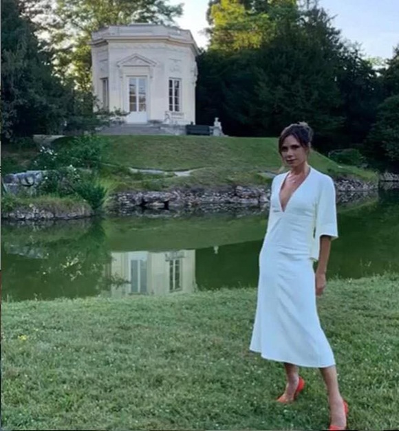 Loạt ảnh khiến dân tình nổ mắt ghen tị” về sự yêu chiều vợ của David Beckham nhân kỷ niệm 20 năm ngày cưới-3