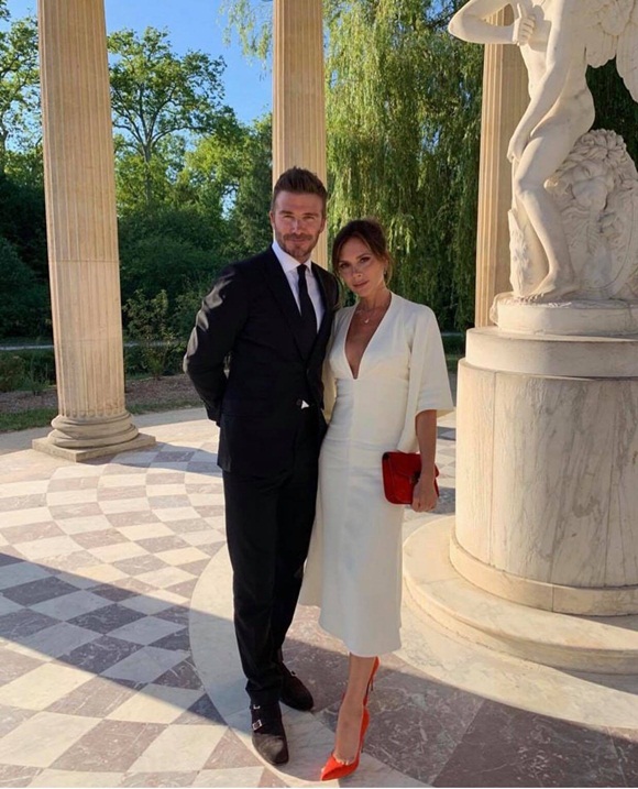 Loạt ảnh khiến dân tình nổ mắt ghen tị” về sự yêu chiều vợ của David Beckham nhân kỷ niệm 20 năm ngày cưới-4