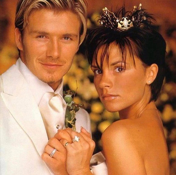 Loạt ảnh khiến dân tình nổ mắt ghen tị” về sự yêu chiều vợ của David Beckham nhân kỷ niệm 20 năm ngày cưới-9
