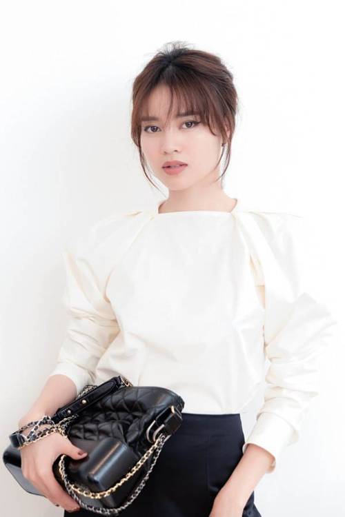 Mua hàng hiệu trăm triệu rồi cho vào bồn tắm, lý do gì khiến Lan Ngọc chơi trội thế này?-1