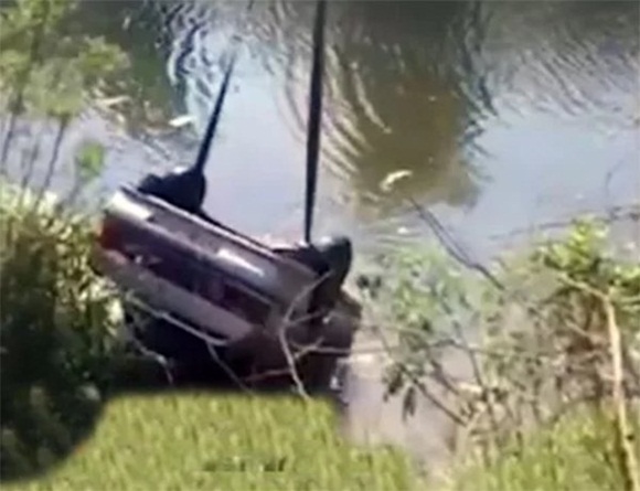 Vợ chồng đóng kín cửa ô tô mây mưa, xe mất phanh lao xuống sông dẫn đến thảm kịch-1