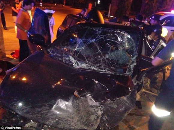 Vợ chồng đóng kín cửa ô tô mây mưa, xe mất phanh lao xuống sông dẫn đến thảm kịch-2