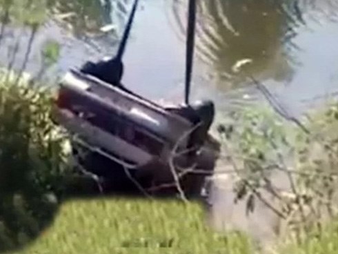 Vợ chồng đóng kín cửa ô tô