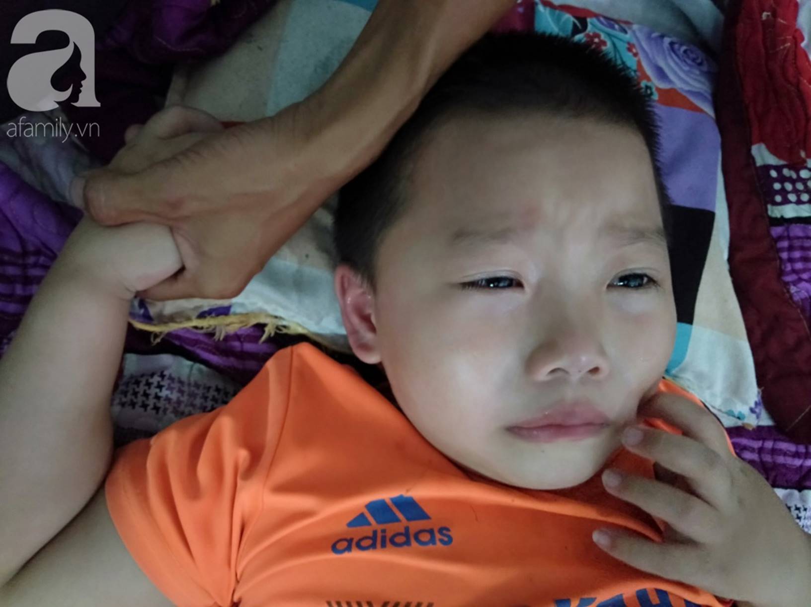 Vợ chồng nghèo cầu cứu 100 triệu đồng cho con trai 7 tuổi mắc bệnh thận có cơ hội phẫu thuật, giành lại sự sống-6