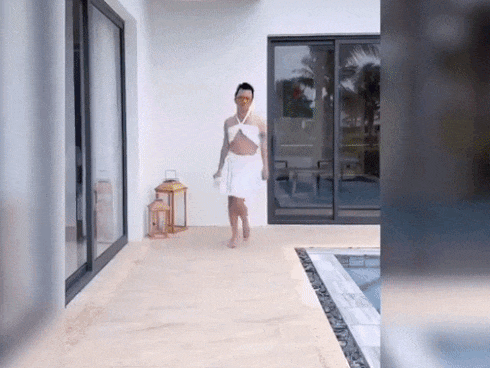 Hội con trai đi du lịch mà quá rảnh thì làm gì: làm hẳn show thời trang với khăn tắm chứ gì nữa!