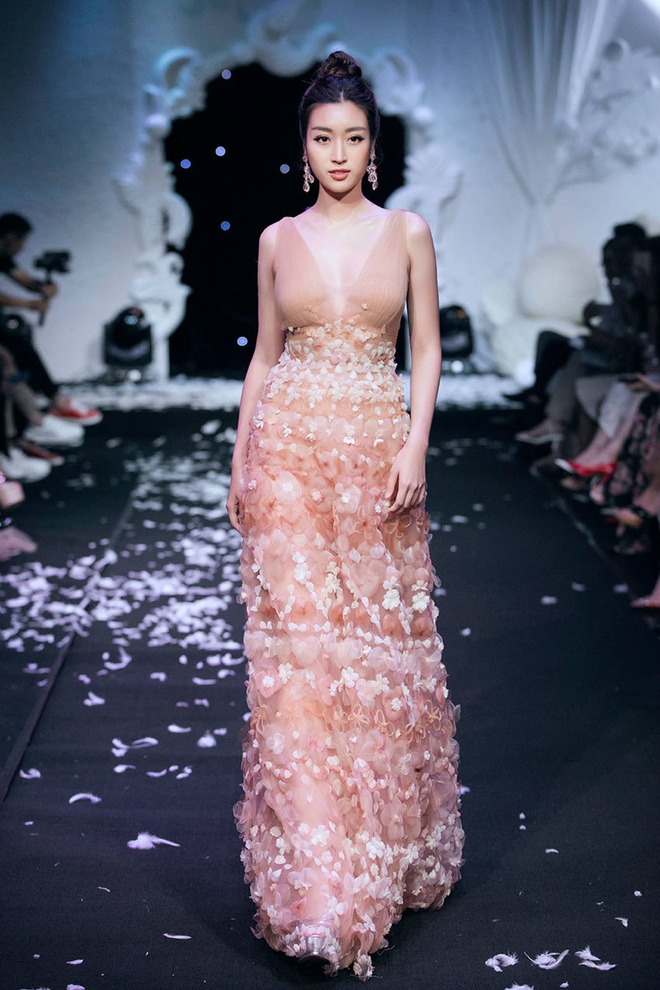 Hoa hậu Mỹ Linh xuất hiện rạng rỡ sau khi lộ ảnh hôn em trai BTV Ngọc Trinh-1