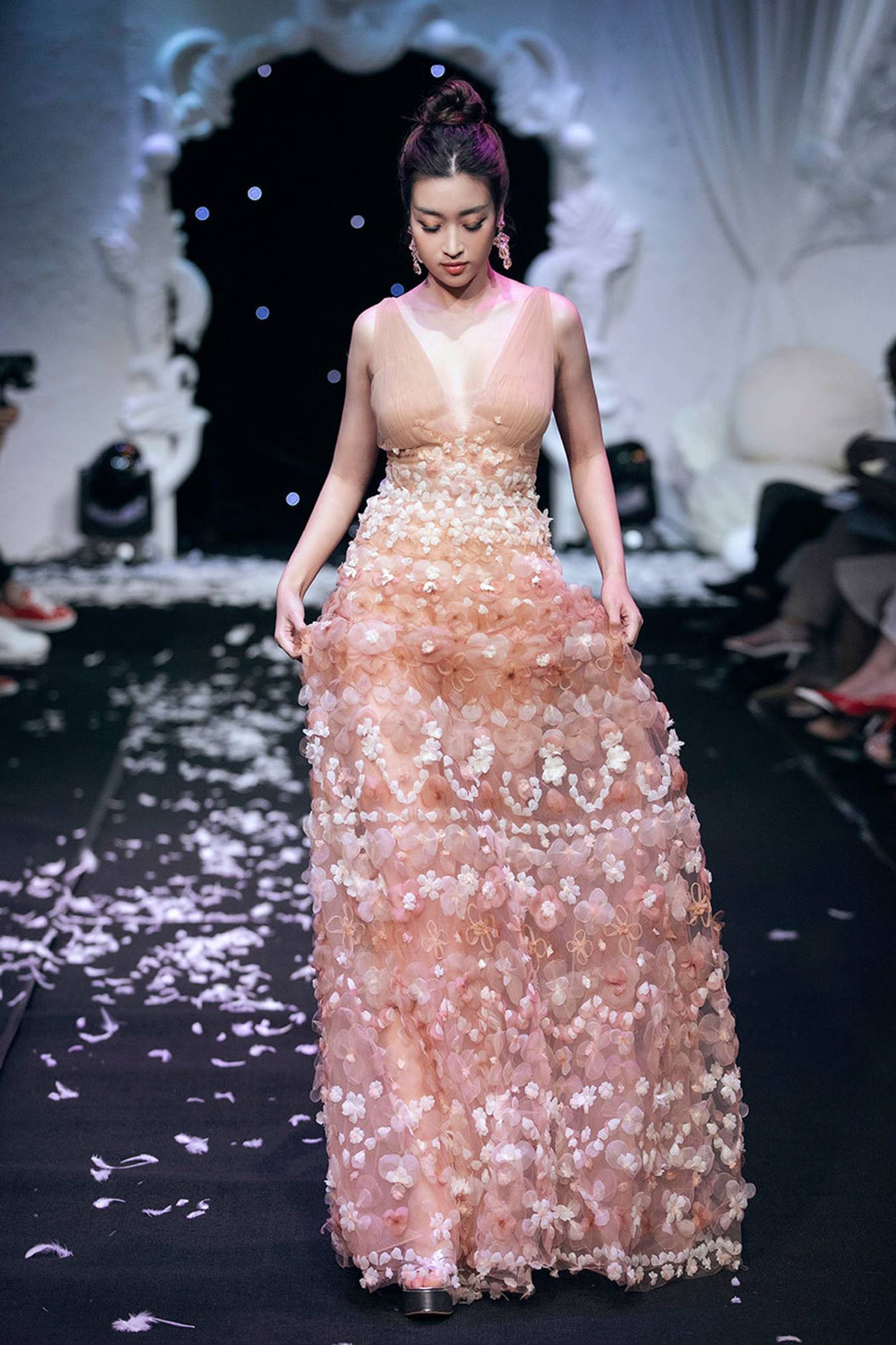 Hoa hậu Mỹ Linh xuất hiện rạng rỡ sau khi lộ ảnh hôn em trai BTV Ngọc Trinh-2