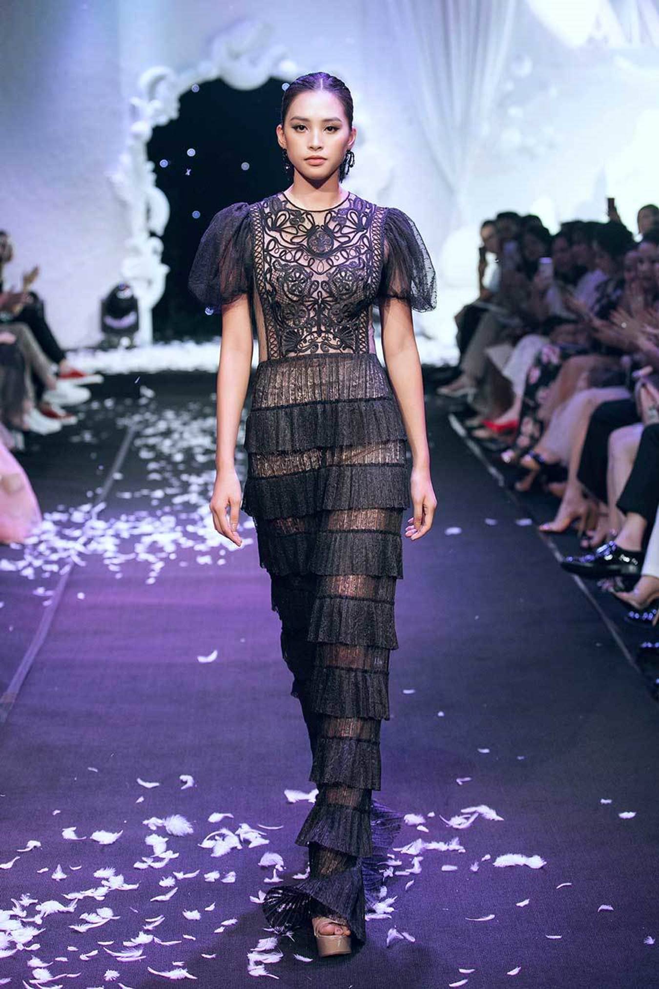 Hoa hậu Mỹ Linh xuất hiện rạng rỡ sau khi lộ ảnh hôn em trai BTV Ngọc Trinh-6