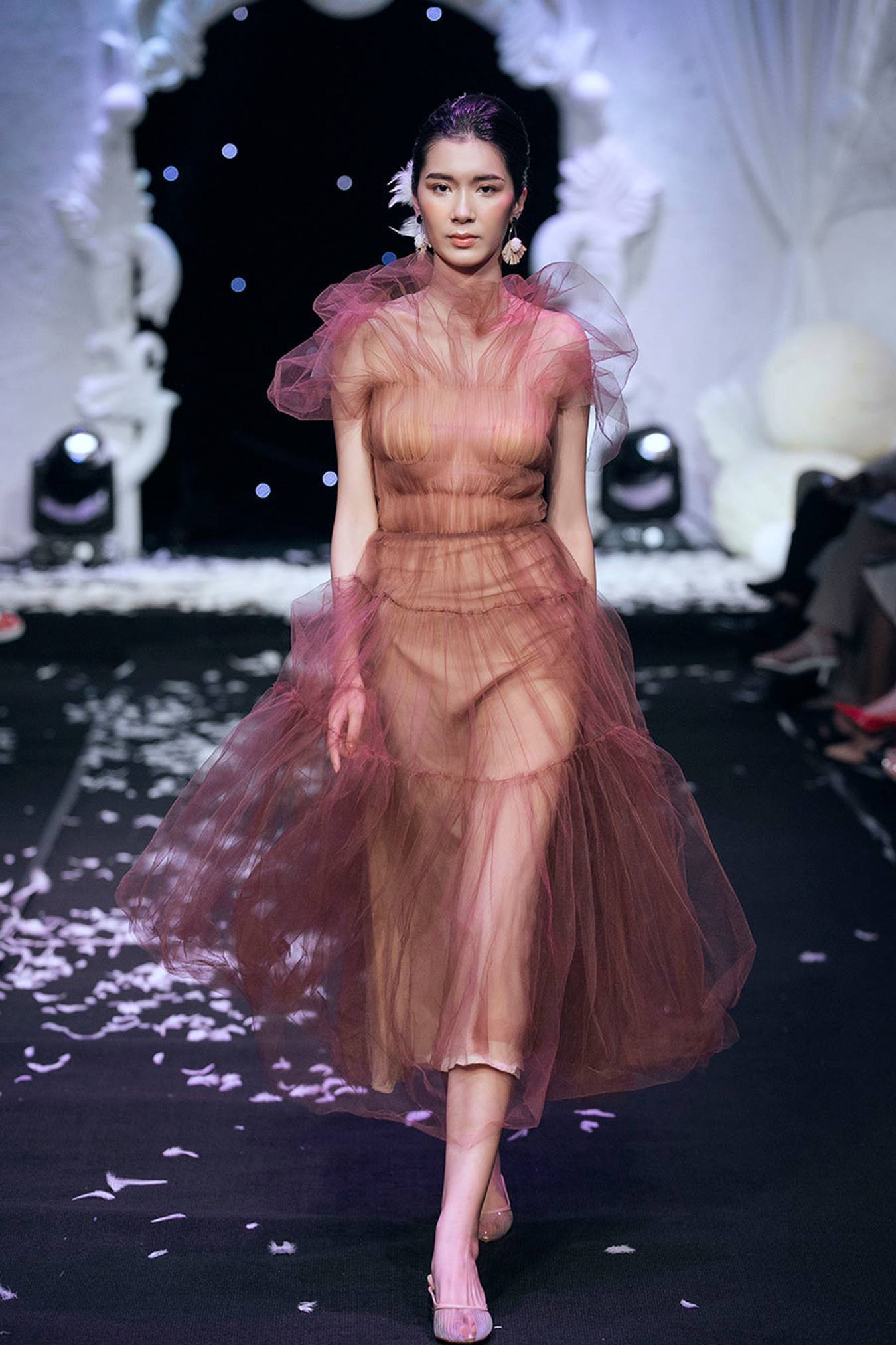 Hoa hậu Mỹ Linh xuất hiện rạng rỡ sau khi lộ ảnh hôn em trai BTV Ngọc Trinh-8