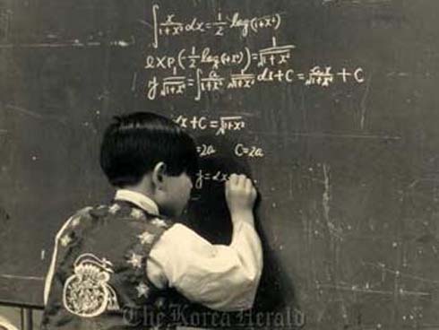 Cậu bé 9 tuổi trở thành người trẻ nhất trên thế giới tốt nghiệp đại học-2