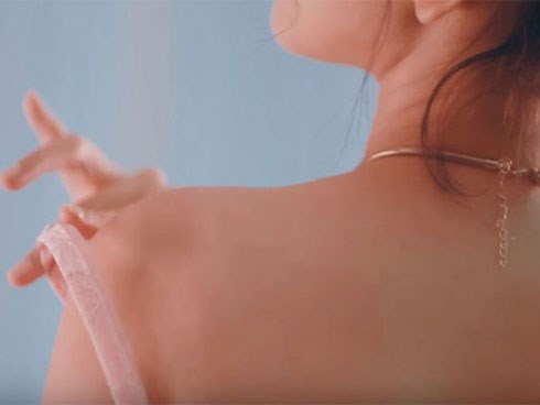 Dựng gai ốc khi vợ bỗng dưng đổ chứng thích khỏa thân đi lại 