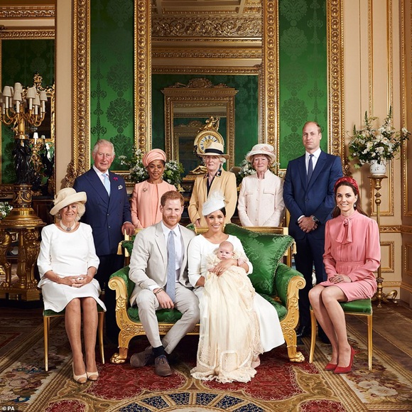 Vẻ mặt bất thường” của vợ chồng Công nương Kate và gia đình khi chụp cùng bé Archie trở thành đề tài HOT, xôn xao cộng đồng mạng-1