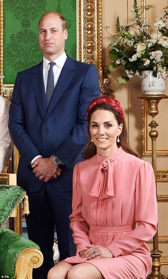 Vẻ mặt bất thường” của vợ chồng Công nương Kate và gia đình khi chụp cùng bé Archie trở thành đề tài HOT, xôn xao cộng đồng mạng-2