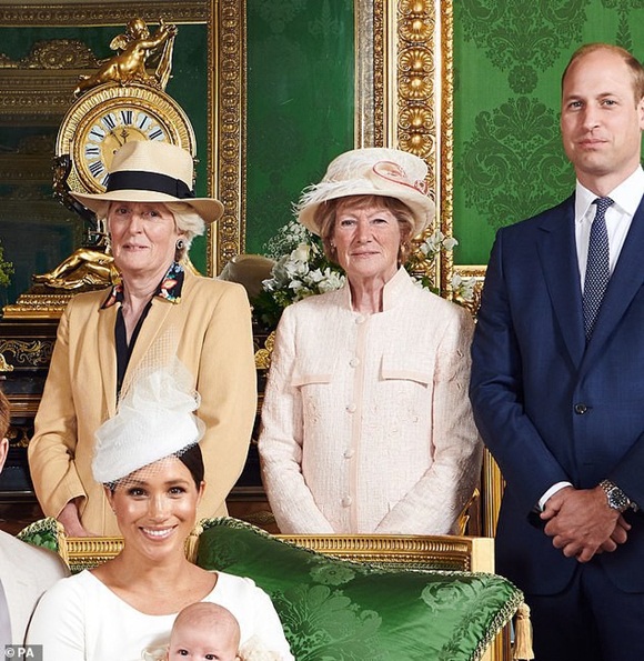 Vẻ mặt bất thường” của vợ chồng Công nương Kate và gia đình khi chụp cùng bé Archie trở thành đề tài HOT, xôn xao cộng đồng mạng-4