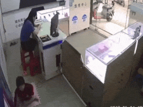 Xe 3 bánh không người lái lao vào cửa hàng, đâm bé gái 3 tuổi tử vong