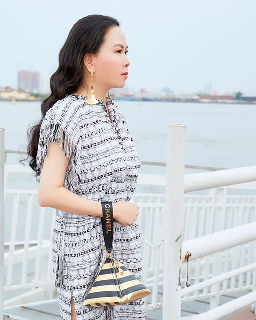 Phải chăng chiếc túi hình chóp gần 100 triệu này đang giúp Phượng Chanel bước dần tới đỉnh cao của phong cách-6
