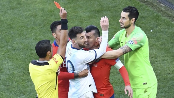 Messi gặp họa thẻ đỏ, nạn nhân của tham nhũng-1